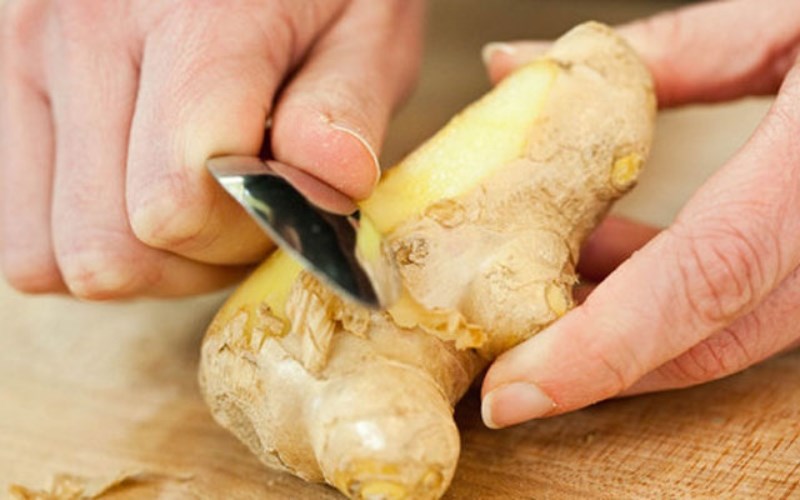 Bóc Vỏ Gừng Nhanh Bằng Muỗng